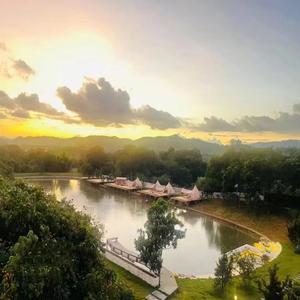 柏林舞子疯狂拥抱
